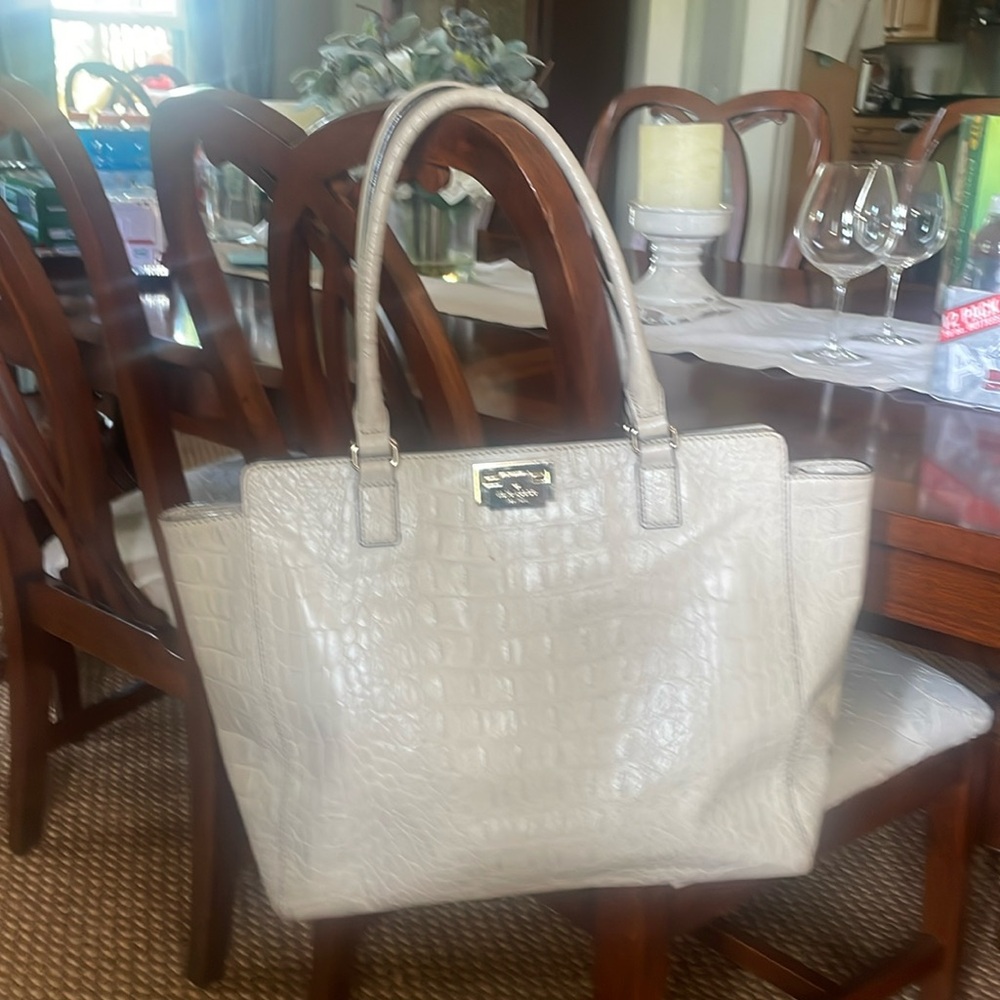 I’m selling a Kate spade large satchel purse. Great for taking trips.